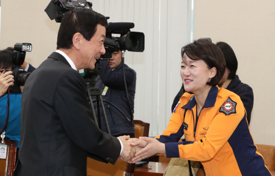 "잘 부탁합니다"9일 국회 행정안전위원회 전체회의에 소방복을 입고 참석한 더불어민주당 이재정 의원이 진영 행정안전부 장관과 인사하고 있다.  연합뉴스